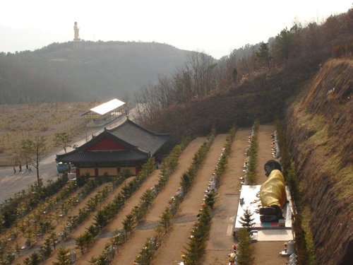 아미타동산에서 보이는 황동와불열반상과 금불상의 조화 